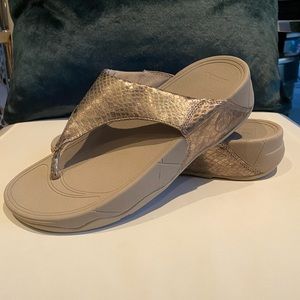 NWOT gold FitFlops, sz 9